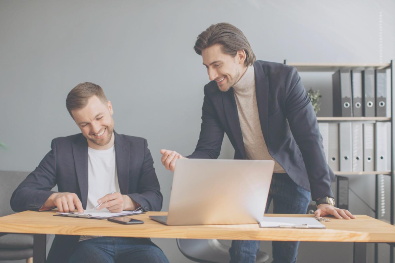 Oficina de análisis financiero con ambiente profesional